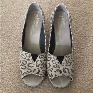 TOMS leopard print wedges size 5